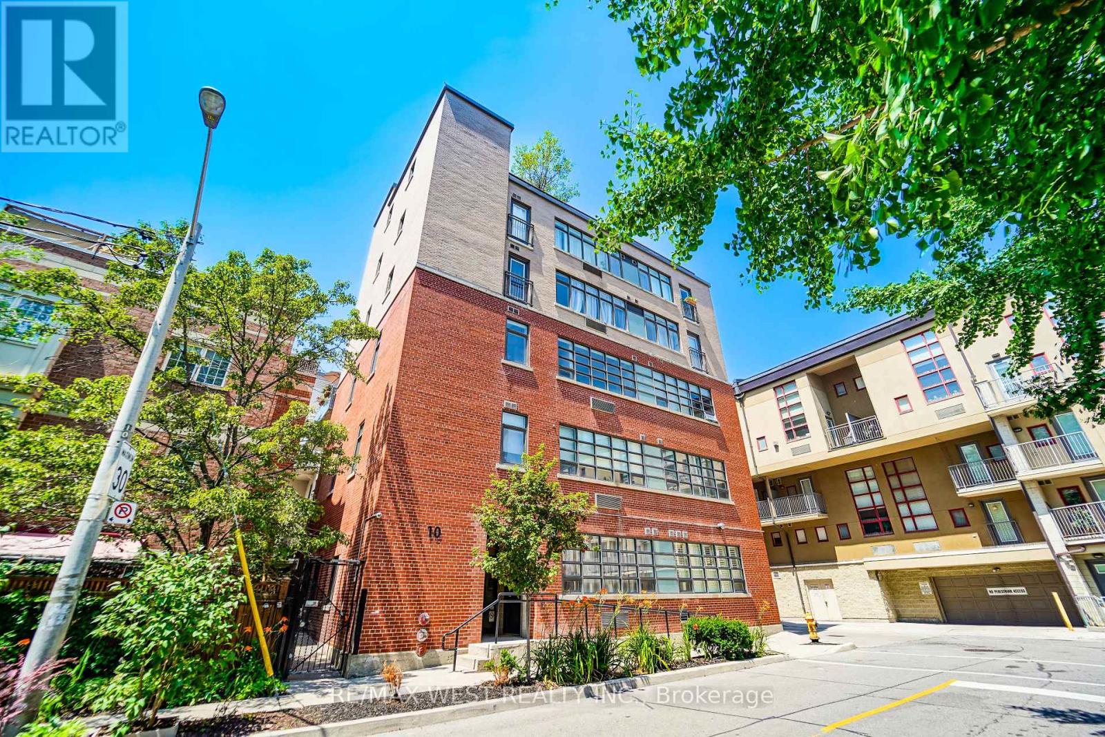 301 - 10 WELLESLEY PLACE Property Photo 1