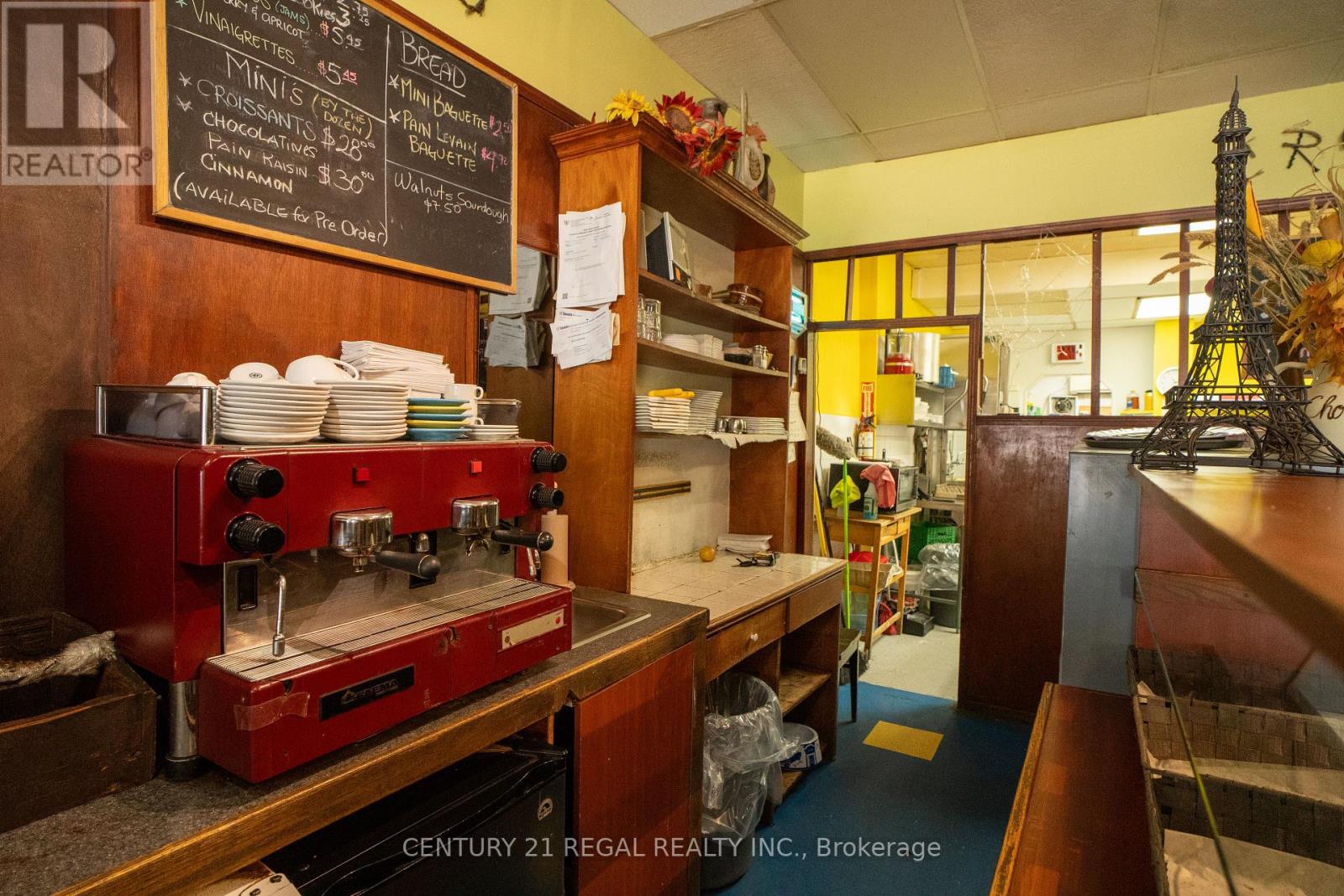 736 St. Clair Avenue W Property Photo 4