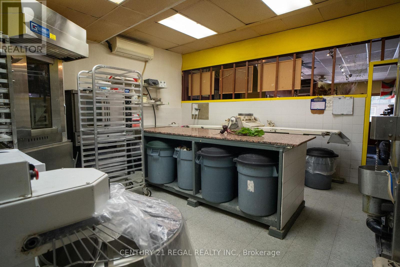 736 St. Clair Avenue W Property Photo 12