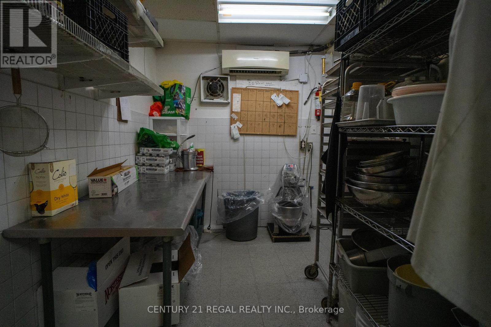 736 St. Clair Avenue W Property Photo 20