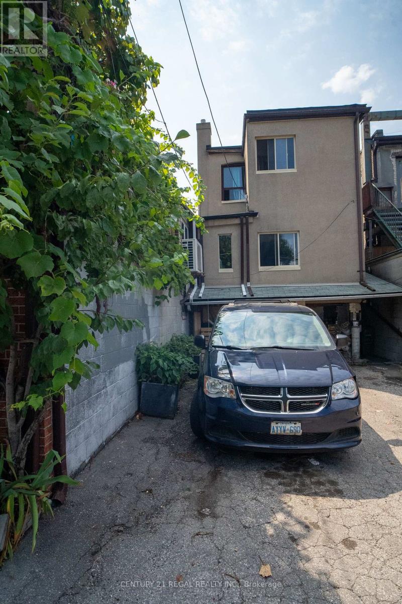 736 St. Clair Avenue W Property Photo 31