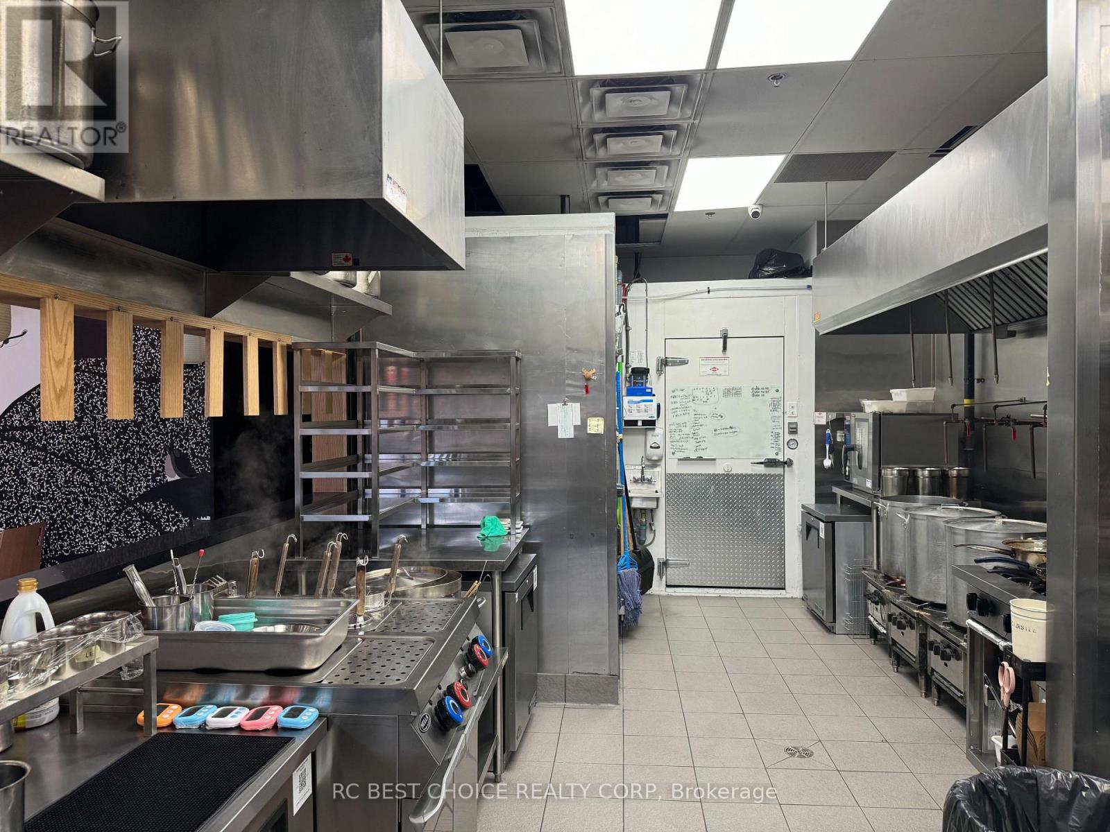 2131 Yonge St Property Photo 2