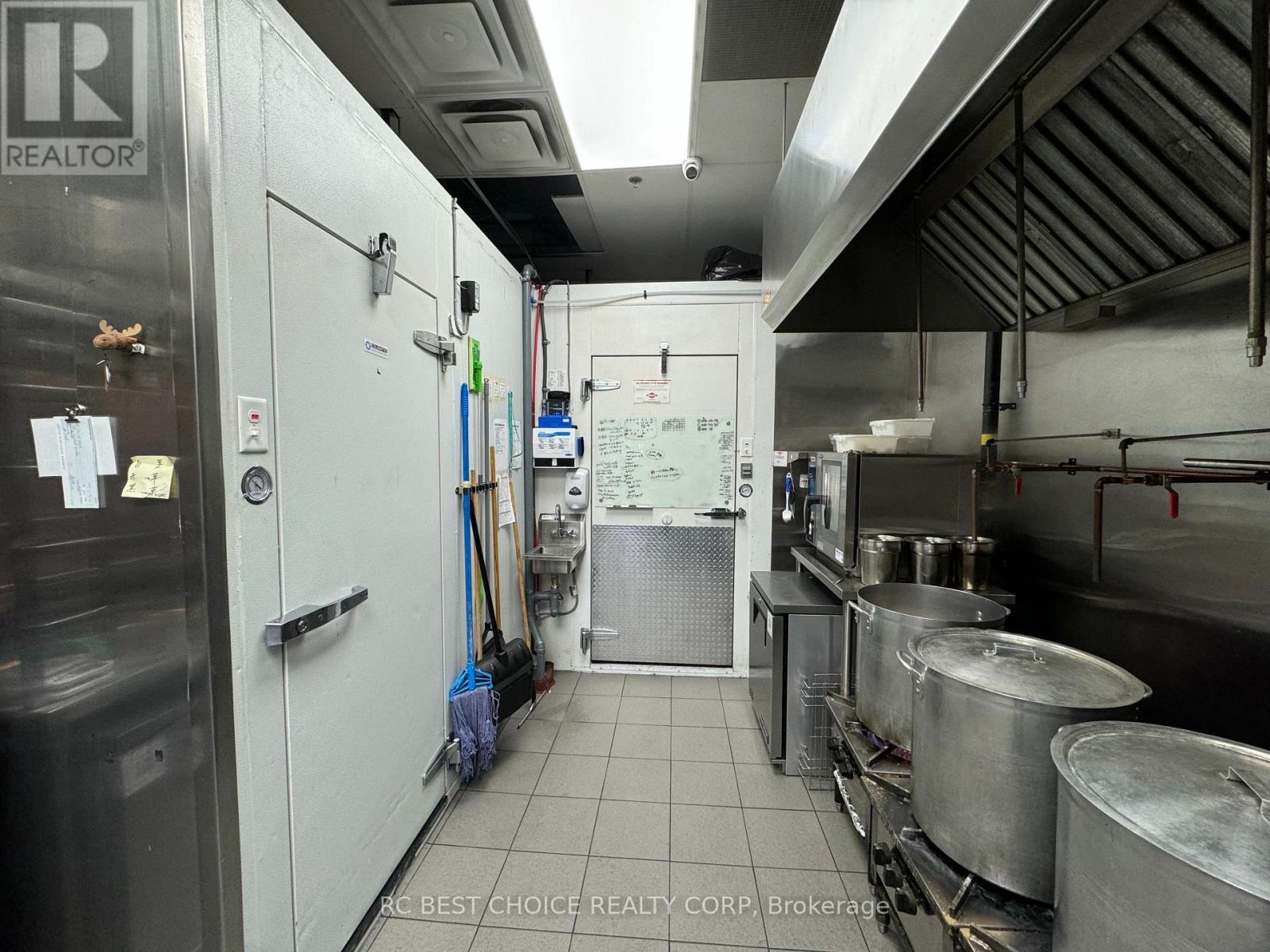 2131 Yonge St Property Photo 6