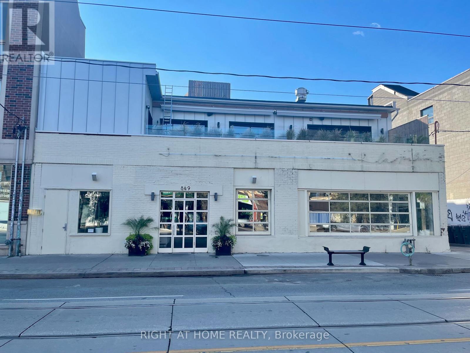 849 Dundas Street W Property Photo