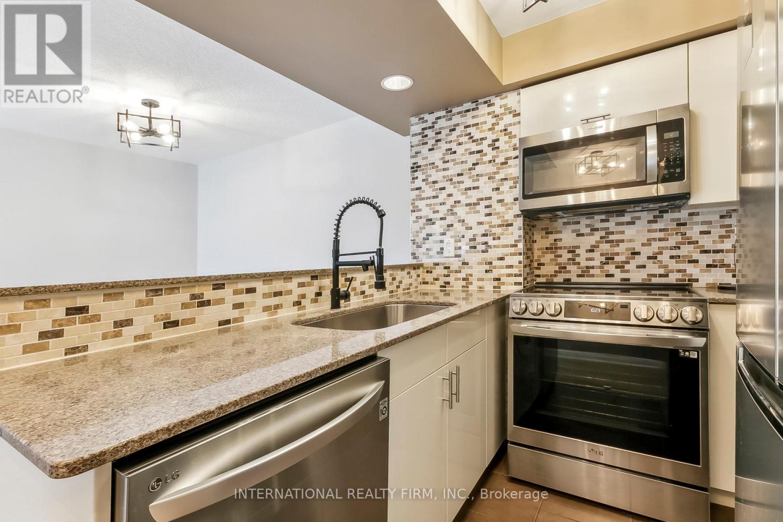 801 King Street #628 Property Photo 15