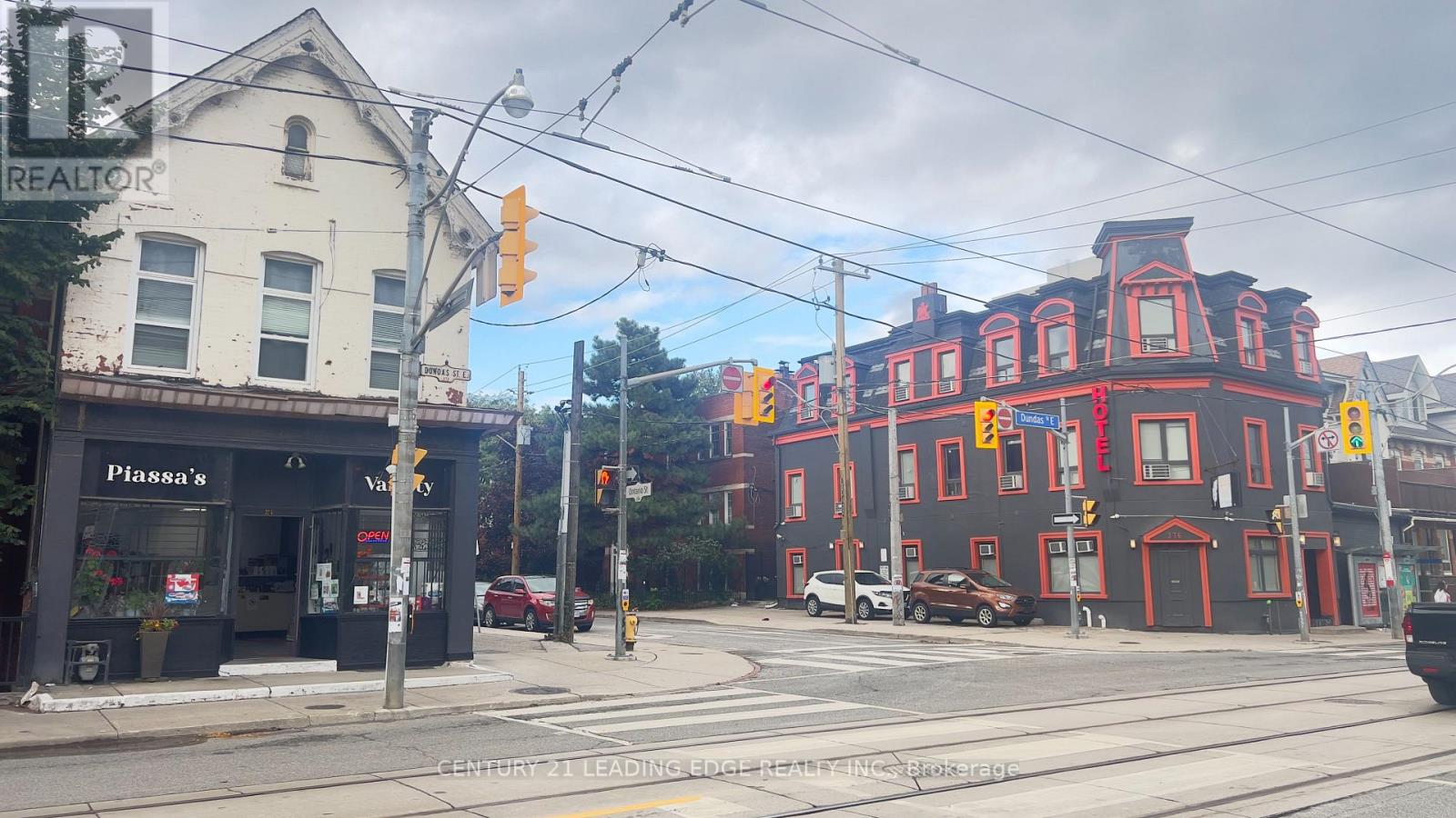374 DUNDAS STREET E