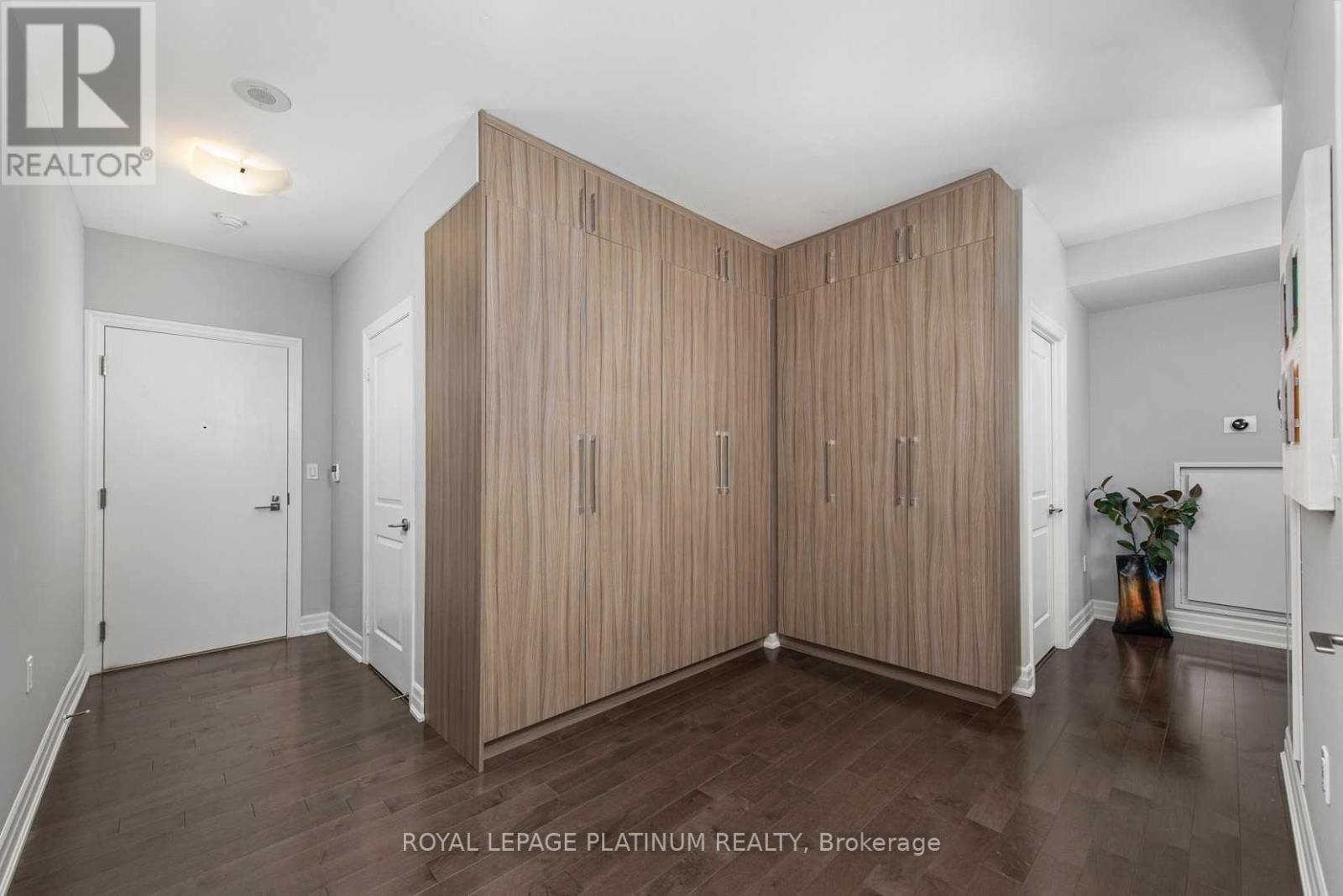 8 The Esplanade #2402 Property Photo 1