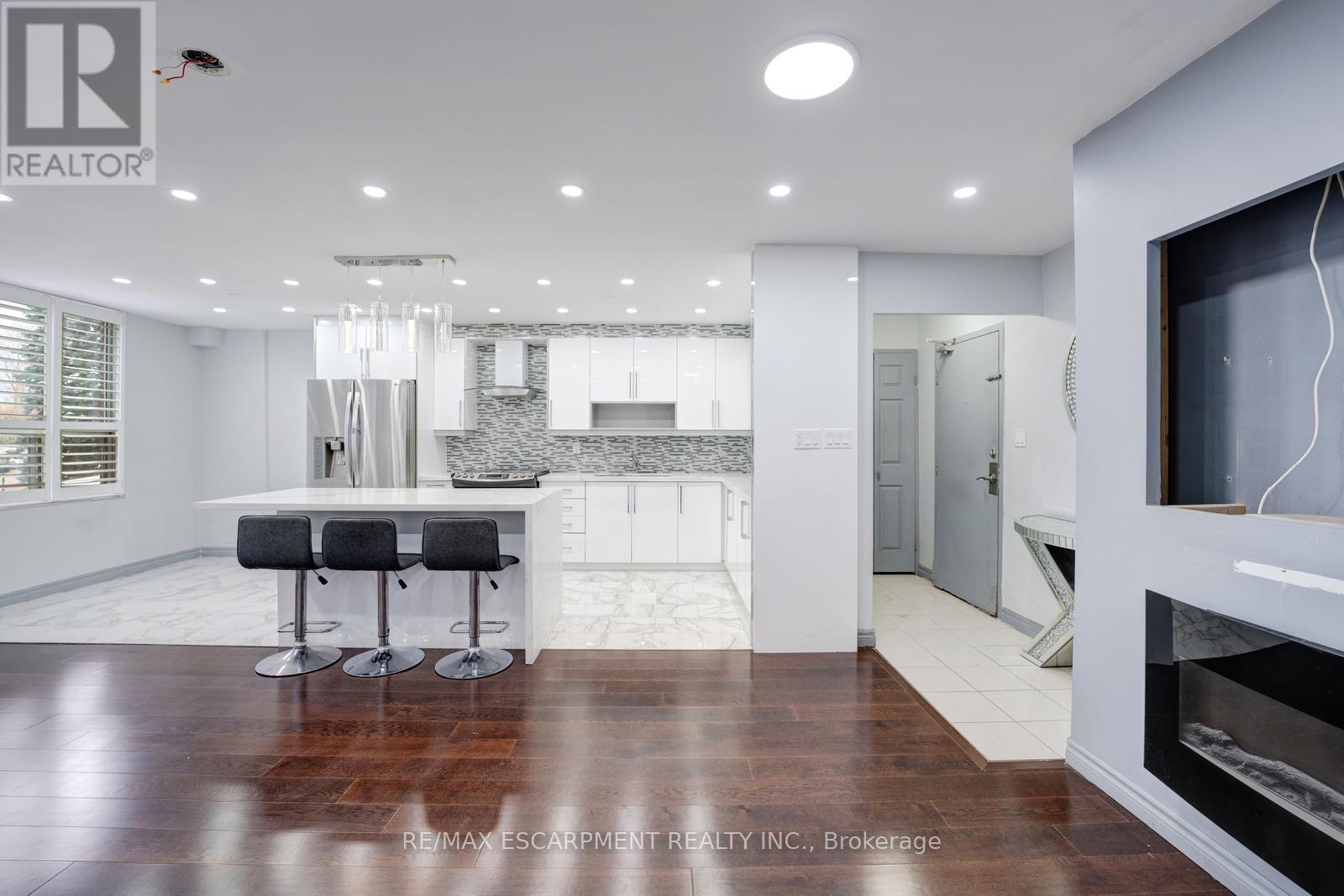 206 - 10 Edgecliff Golfway Property Photo 3