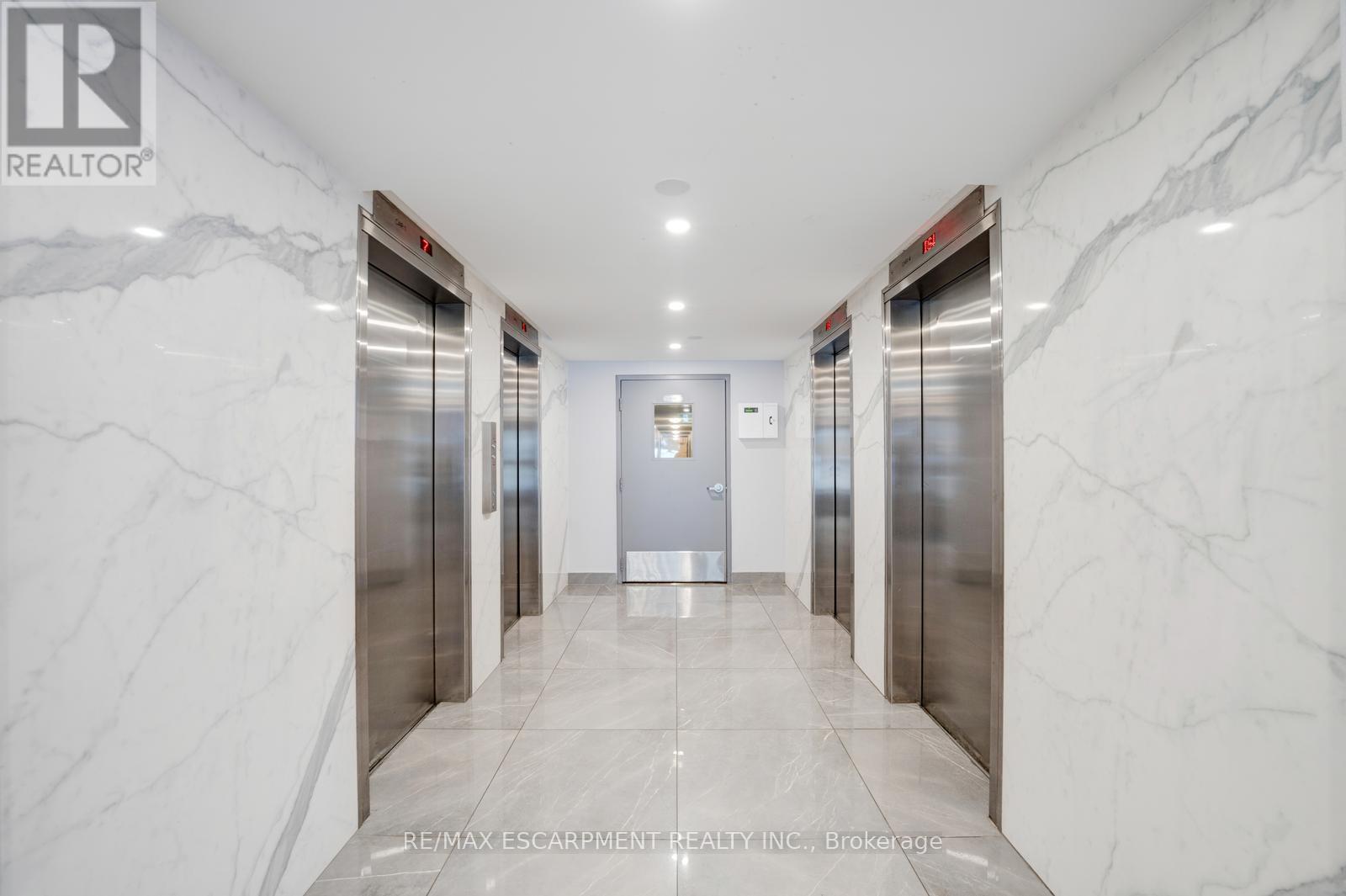 206 - 10 Edgecliff Golfway Property Photo 5