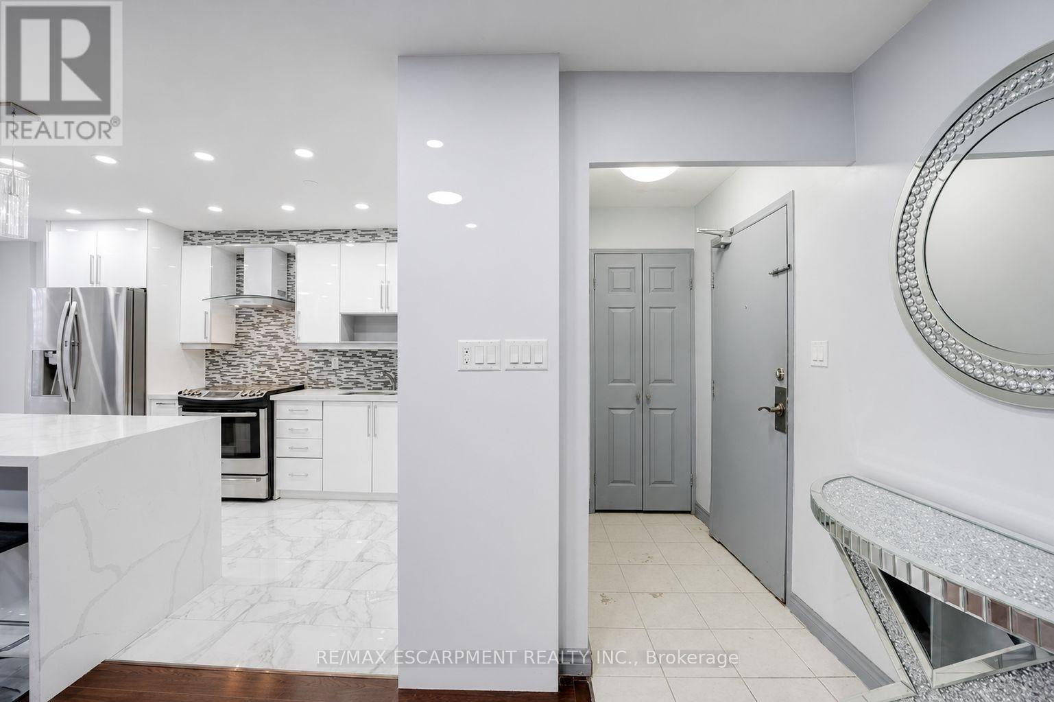 206 - 10 Edgecliff Golfway Property Photo 6