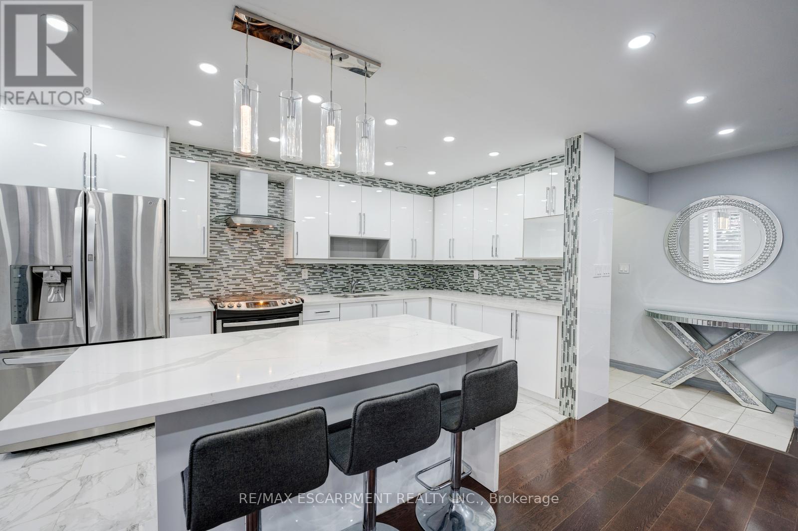 206 - 10 Edgecliff Golfway Property Photo 7