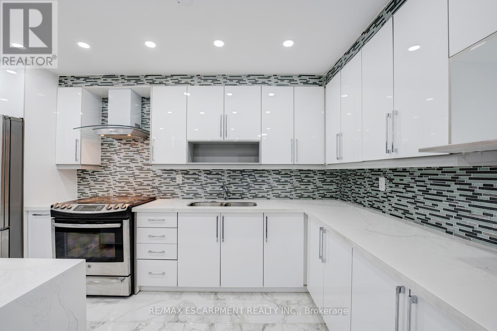 206 - 10 Edgecliff Golfway Property Photo 9