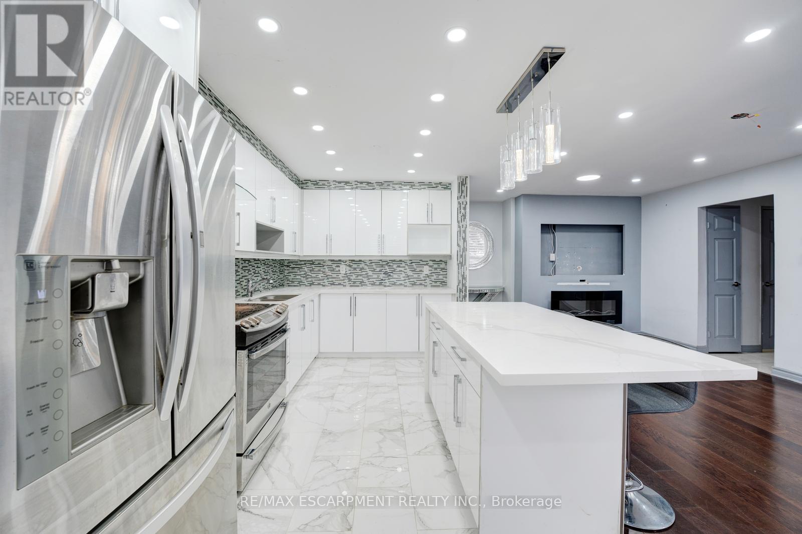 206 - 10 Edgecliff Golfway Property Photo 10