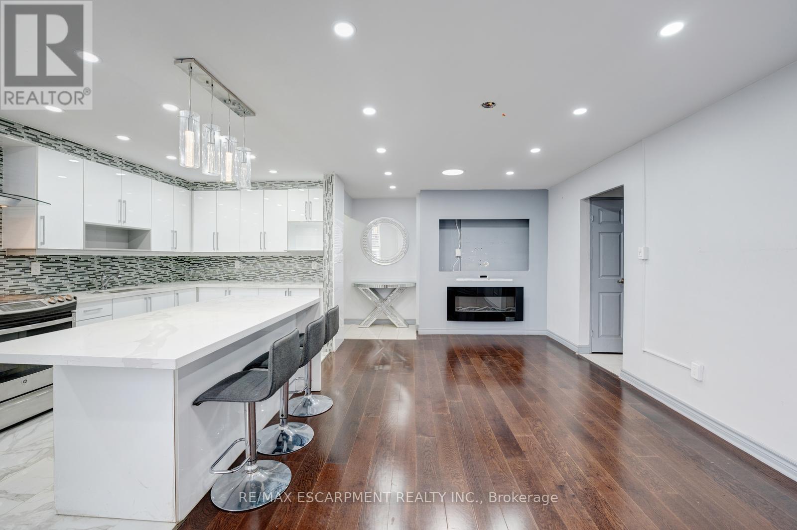 206 - 10 Edgecliff Golfway Property Photo 11