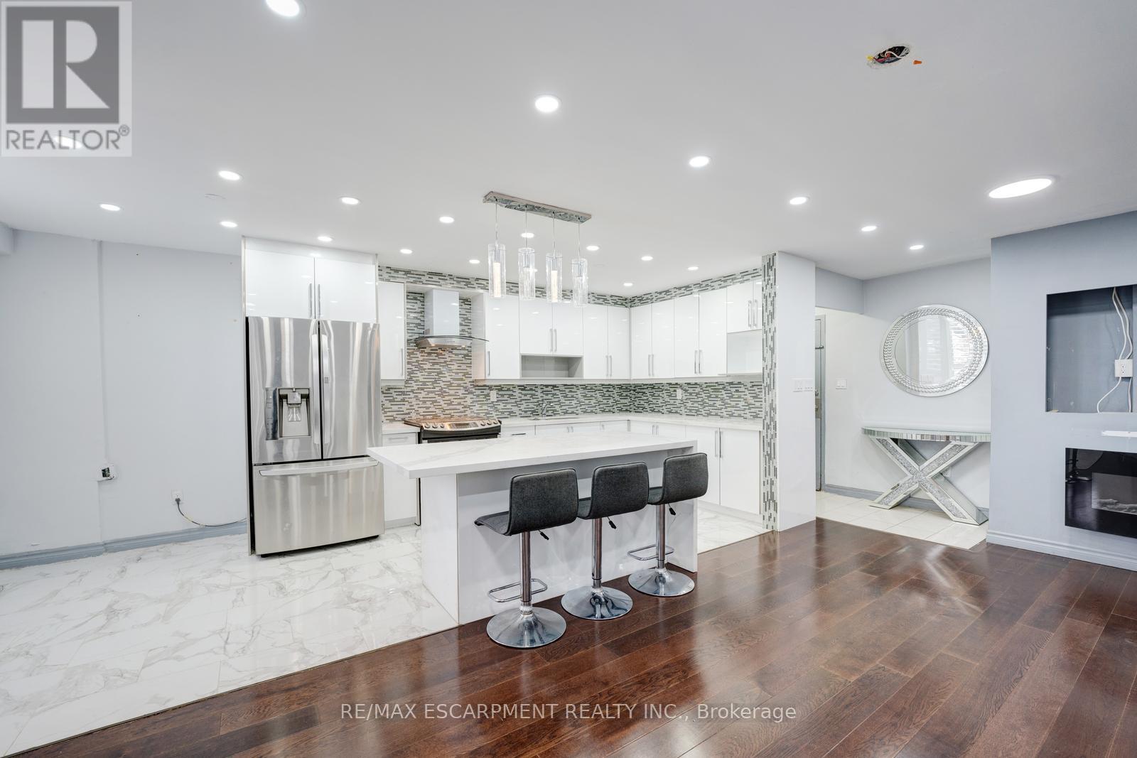 206 - 10 Edgecliff Golfway Property Photo 12