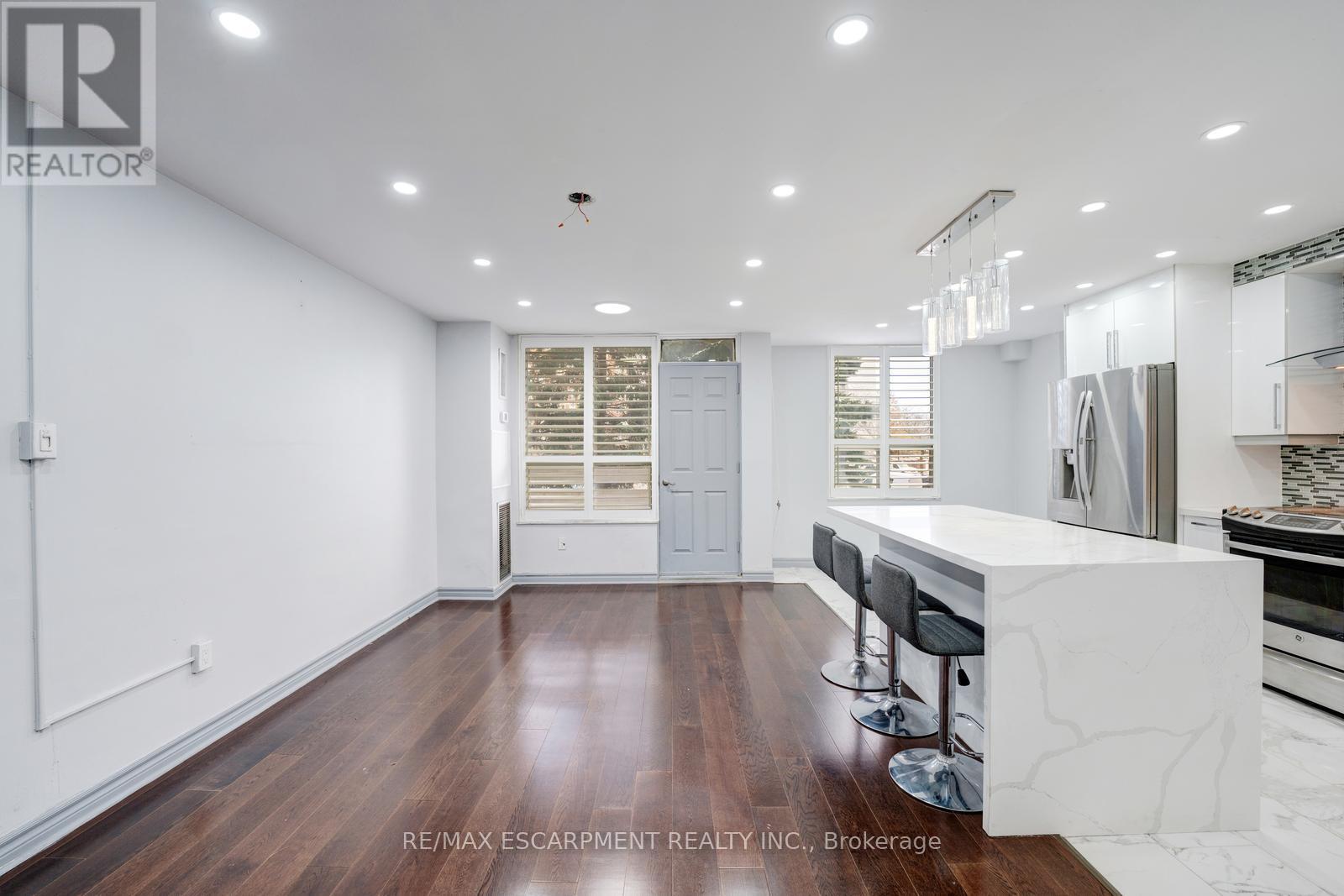 206 - 10 Edgecliff Golfway Property Photo 14