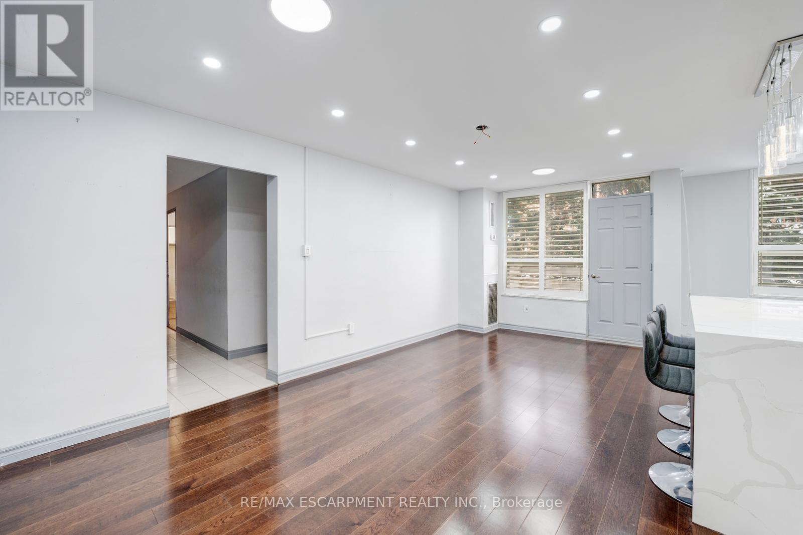 206 - 10 Edgecliff Golfway Property Photo 16
