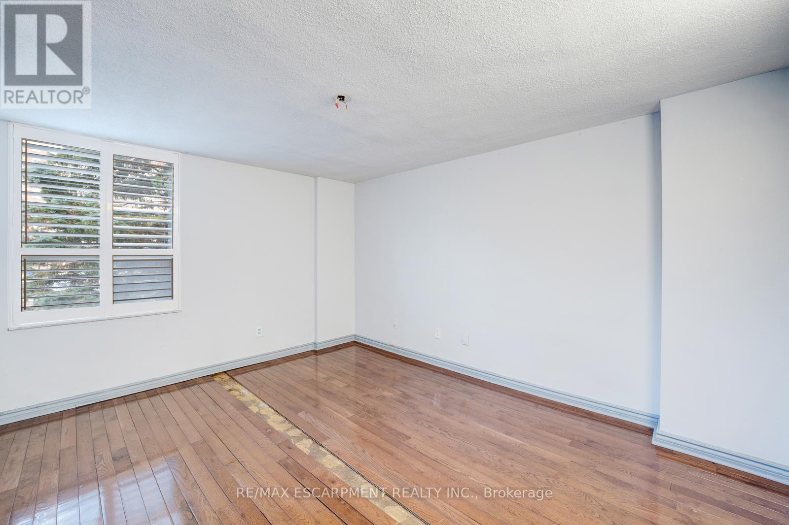 206 - 10 Edgecliff Golfway Property Photo 18