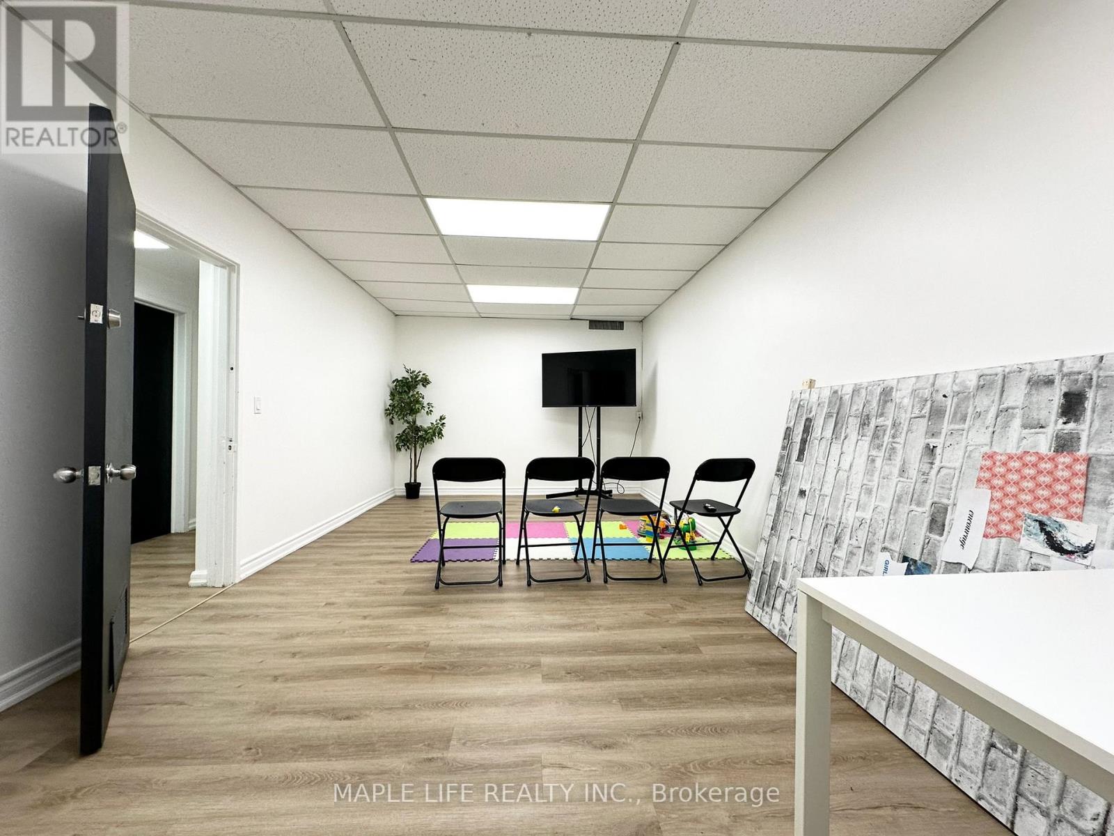 Lower - 901 Yonge Street Property Photo 6