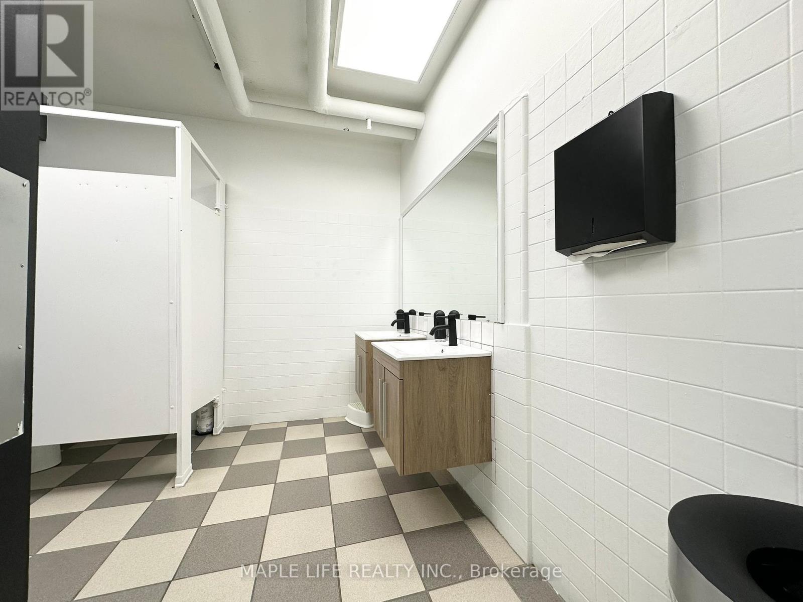 Lower - 901 Yonge Street Property Photo 9