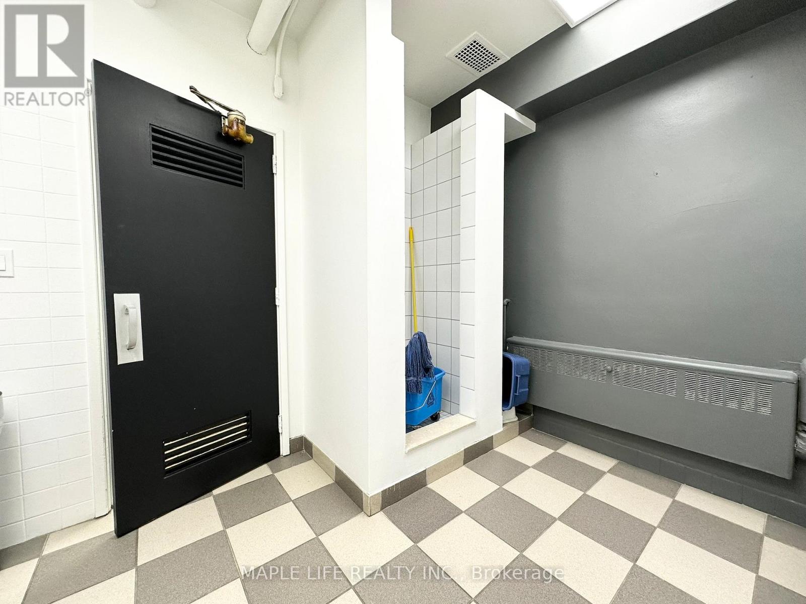 Lower - 901 Yonge Street Property Photo 10