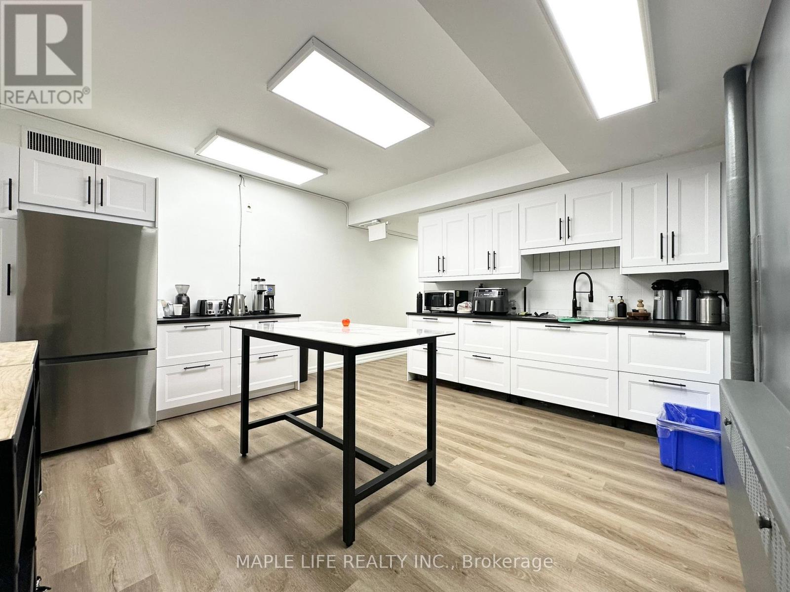 Lower - 901 Yonge Street Property Photo 12