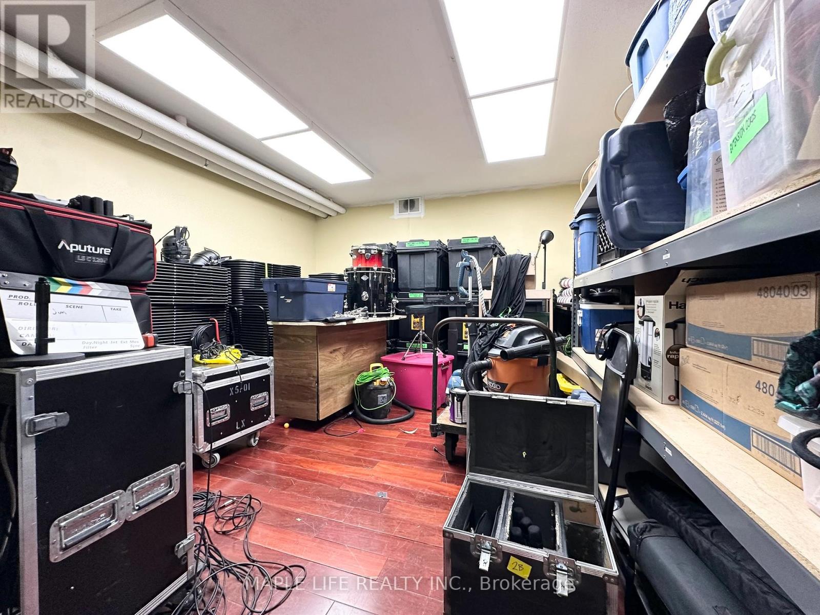 Lower - 901 Yonge Street Property Photo 16