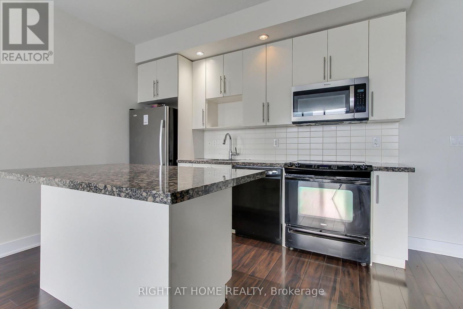 1405 - 28 Linden Street Property Photo 17