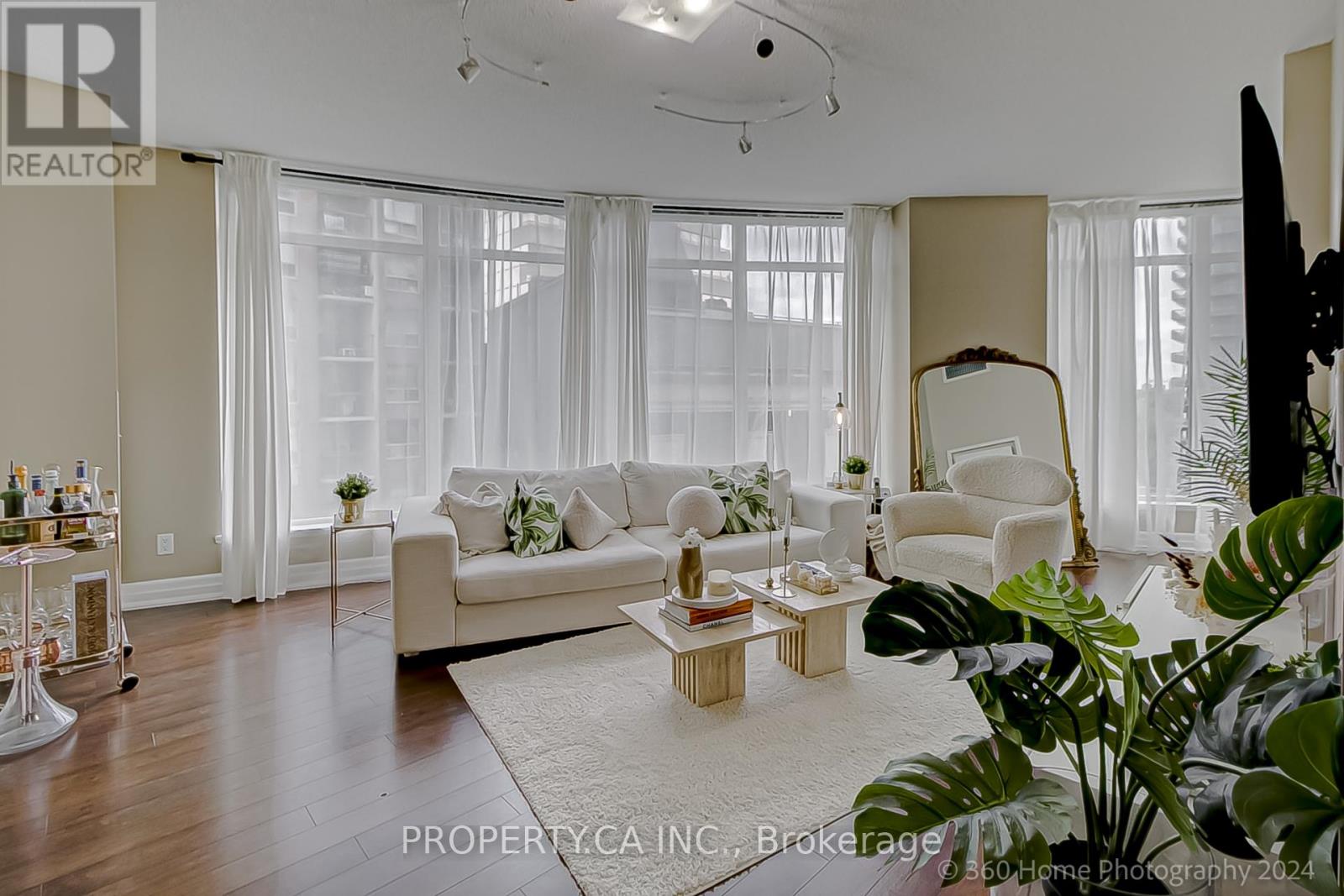 702 - 8 SCOLLARD STREET