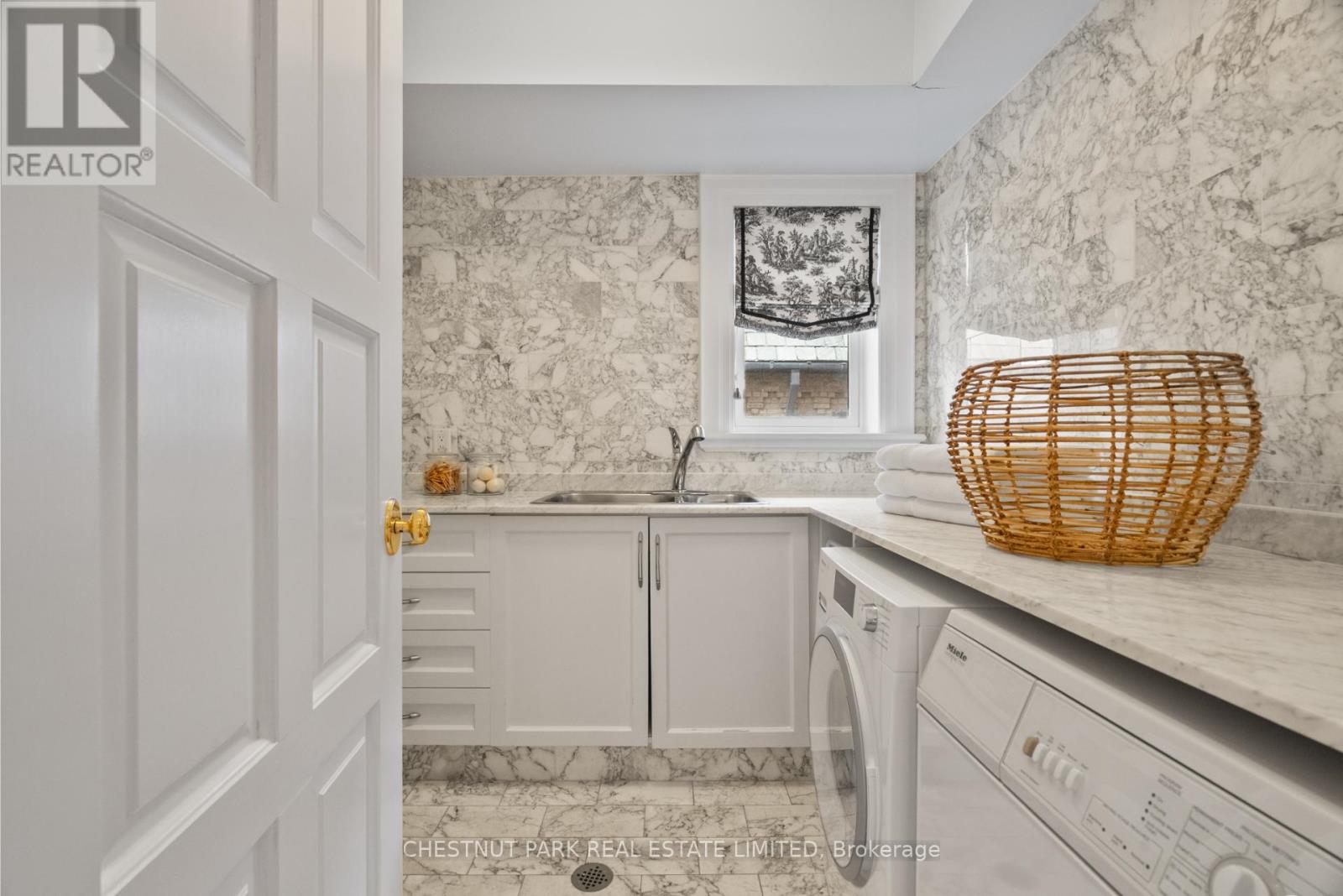 46 Lowther Avenue Property Photo 26