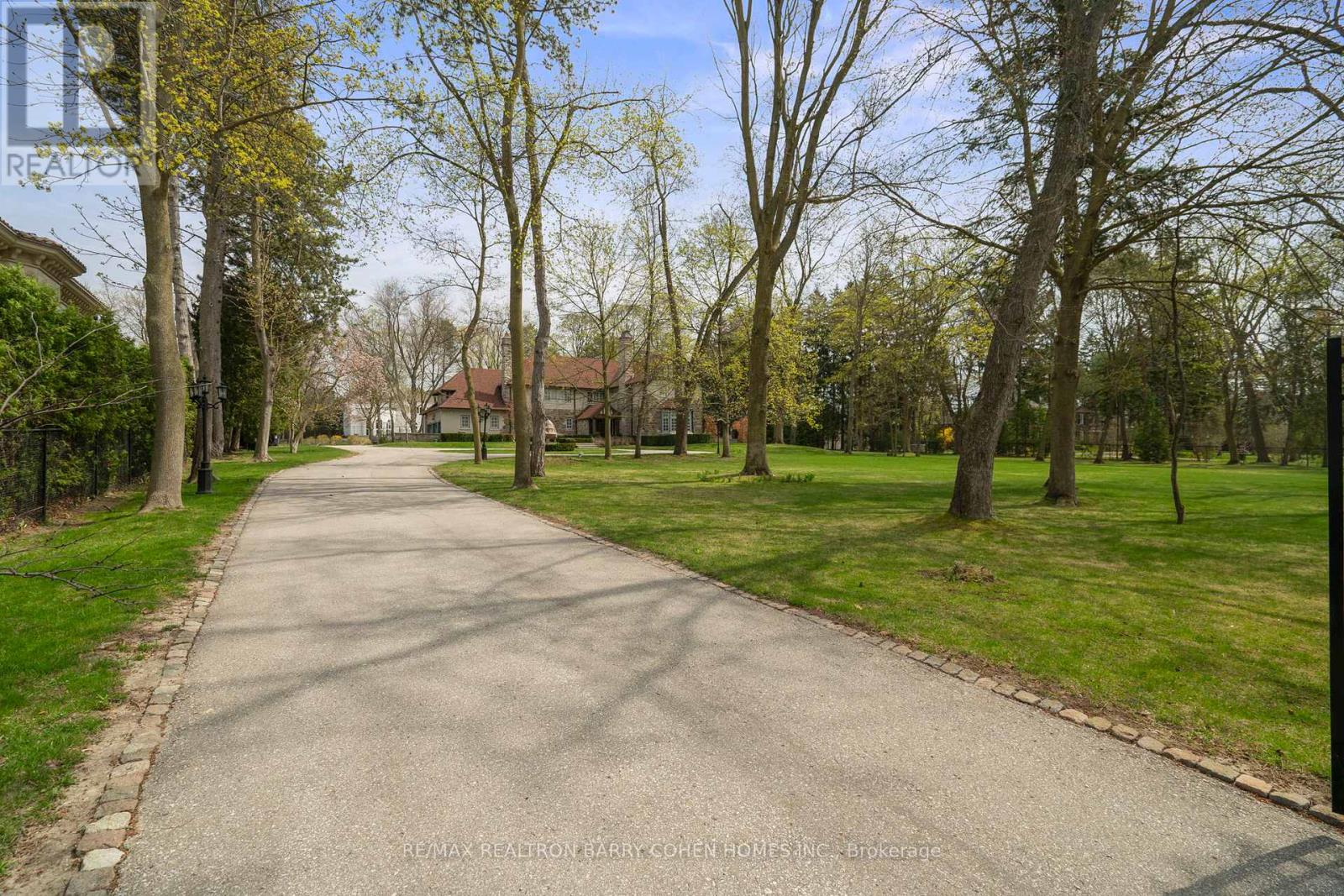 15 Park Lane Circle Property Photo 1