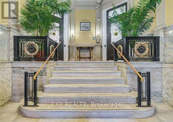 73 Richmond Street W Property Photo 2