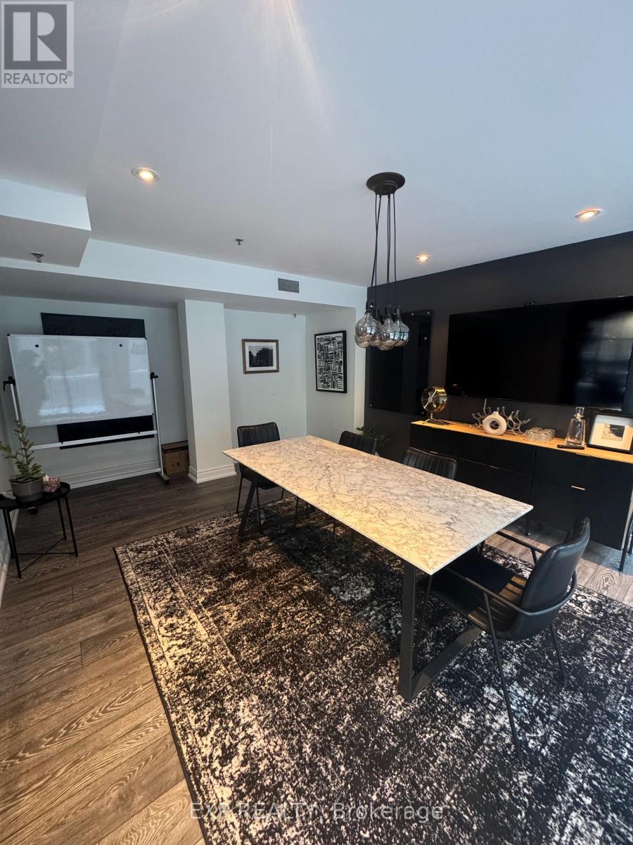 73 Richmond Street W Property Photo 10