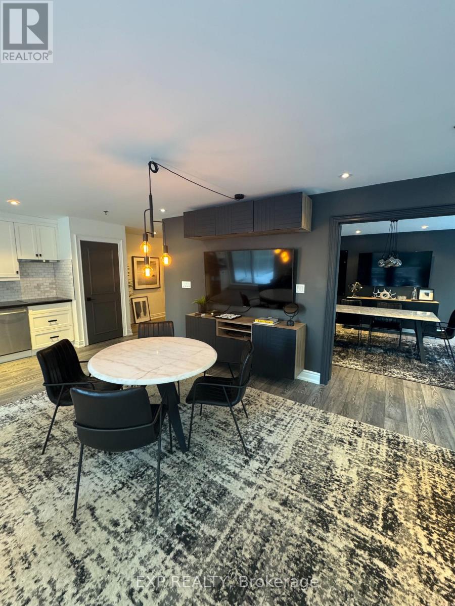 73 Richmond Street W Property Photo 12