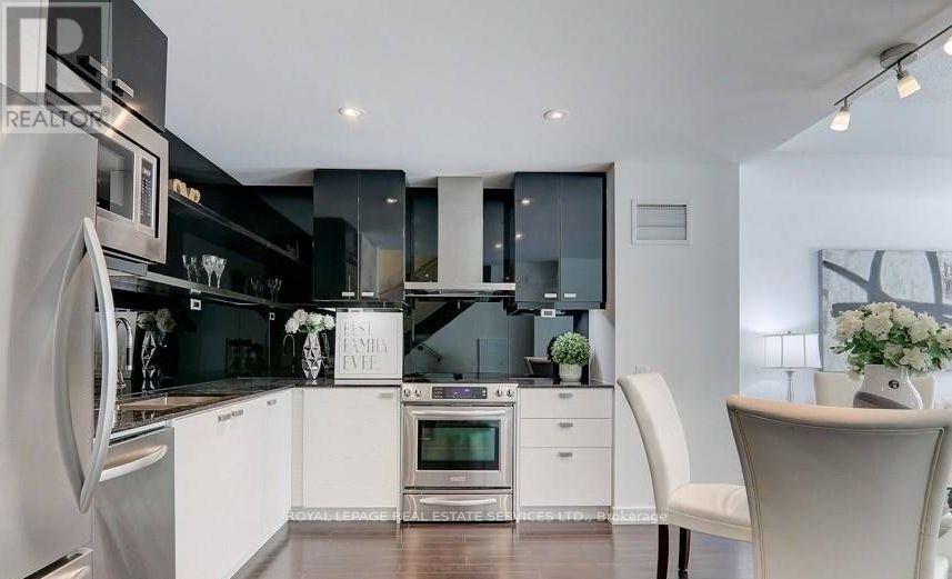 Th7 - 121 Mcmahon Drive Property Photo 8