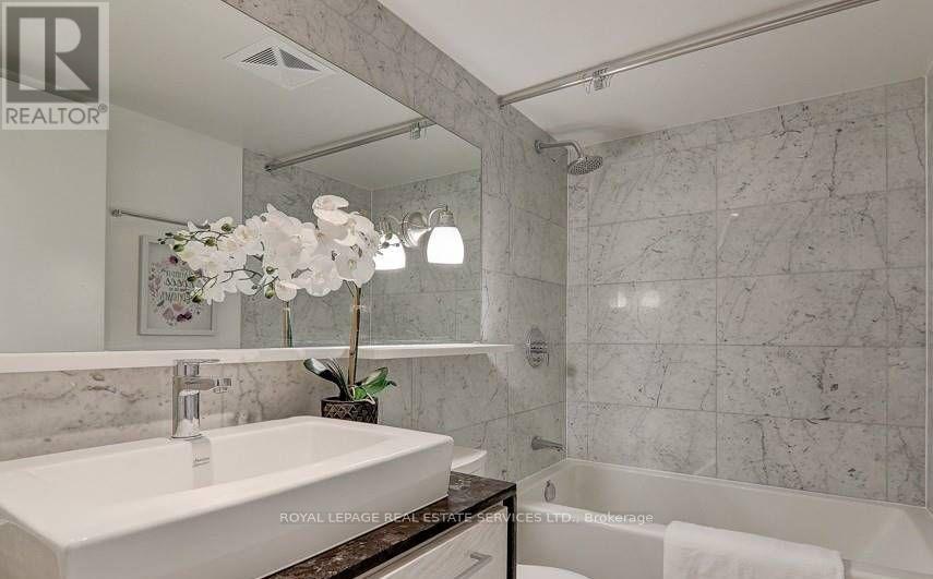 Th7 - 121 Mcmahon Drive Property Photo 21