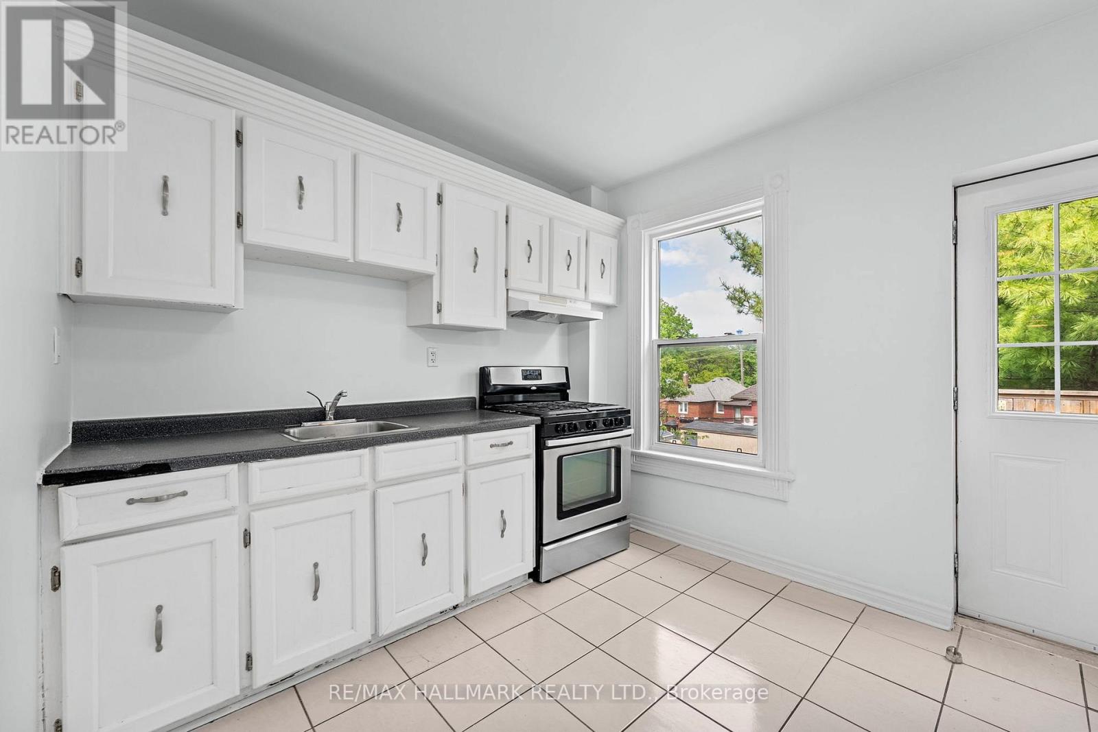 261 Ossington Avenue Property Photo 15
