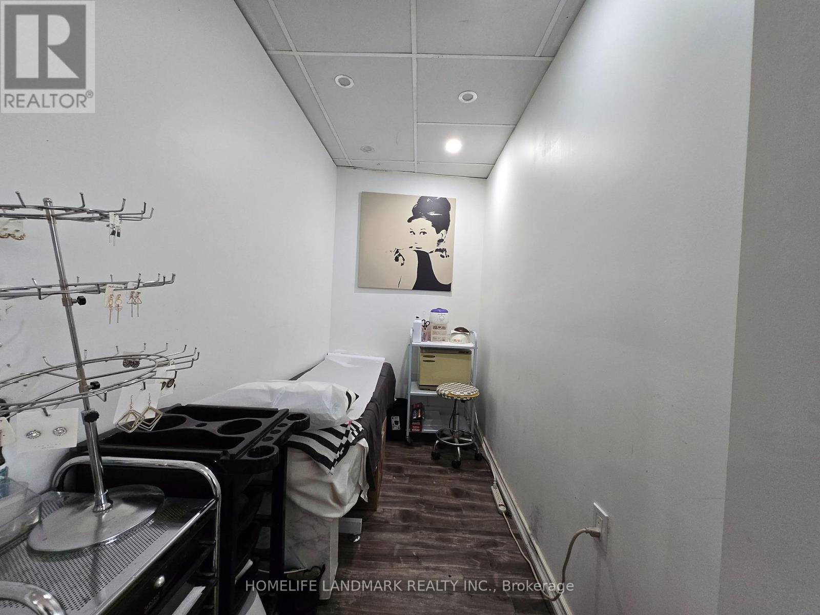 300 - 5519 Yonge Street Property Photo 8