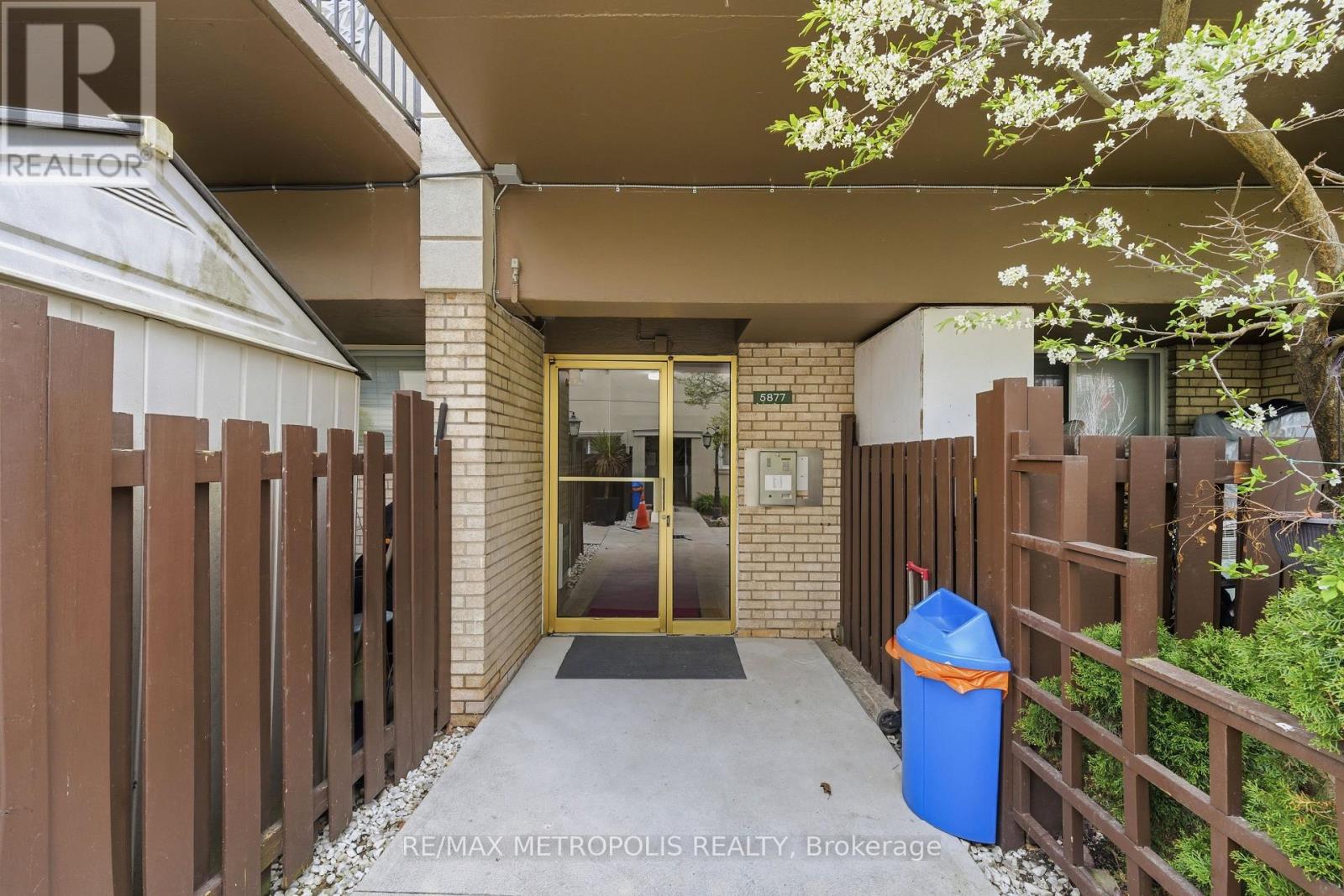 205 - 5877 Bathurst Street Property Photo 2