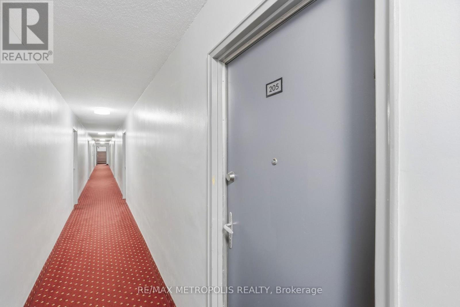 205 - 5877 Bathurst Street Property Photo 3