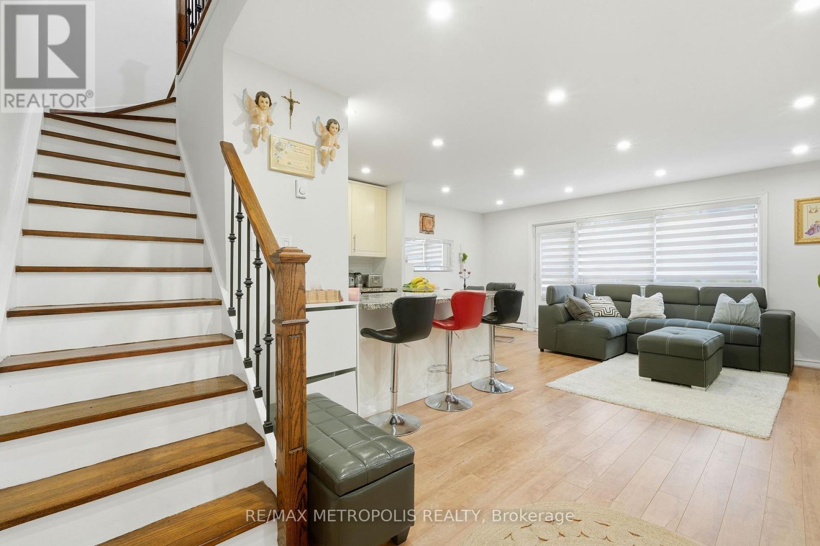 205 - 5877 Bathurst Street Property Photo 5
