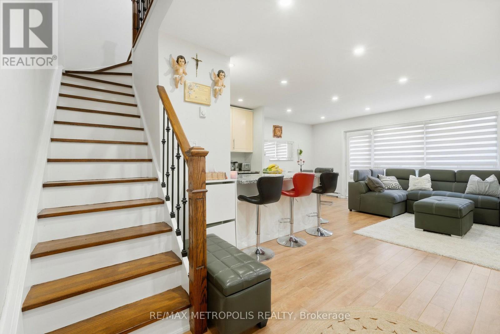 205 - 5877 Bathurst Street Property Photo 6
