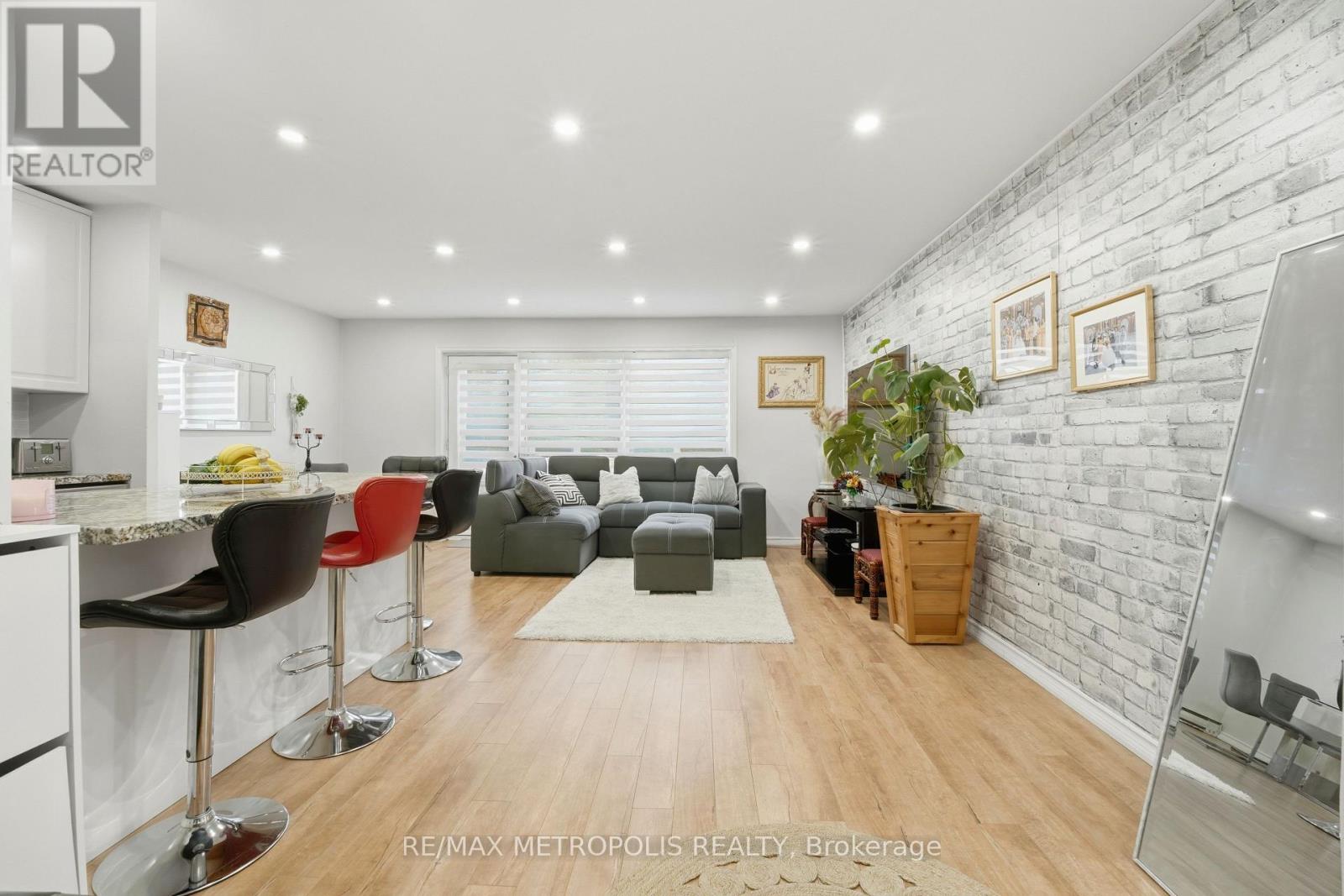 205 - 5877 Bathurst Street Property Photo 7