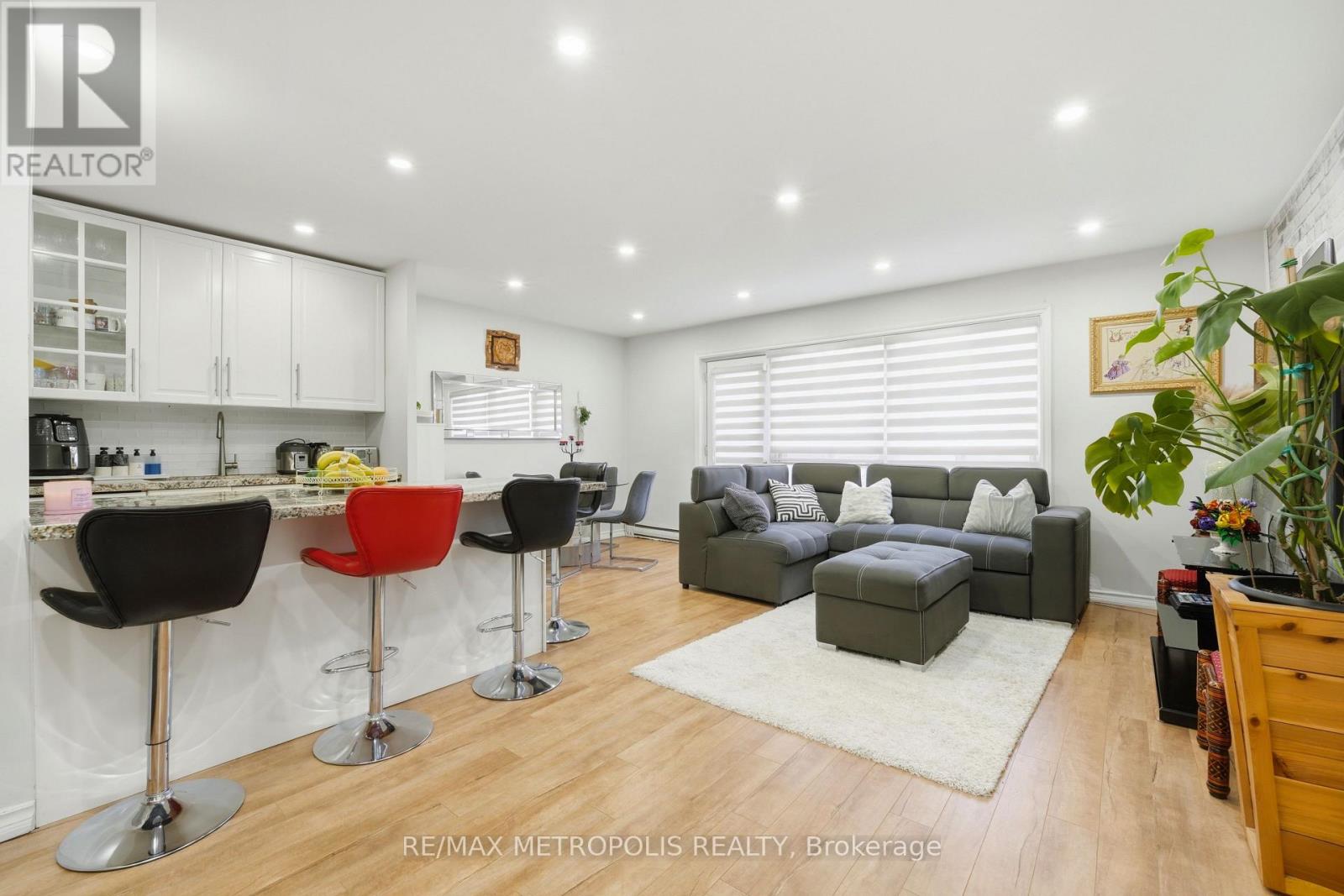 205 - 5877 Bathurst Street Property Photo 8