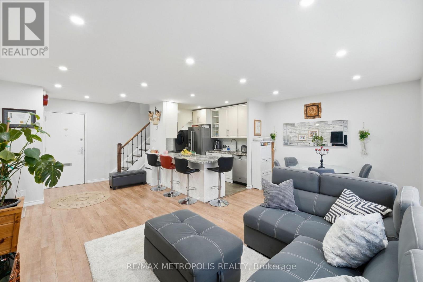 205 - 5877 Bathurst Street Property Photo 9