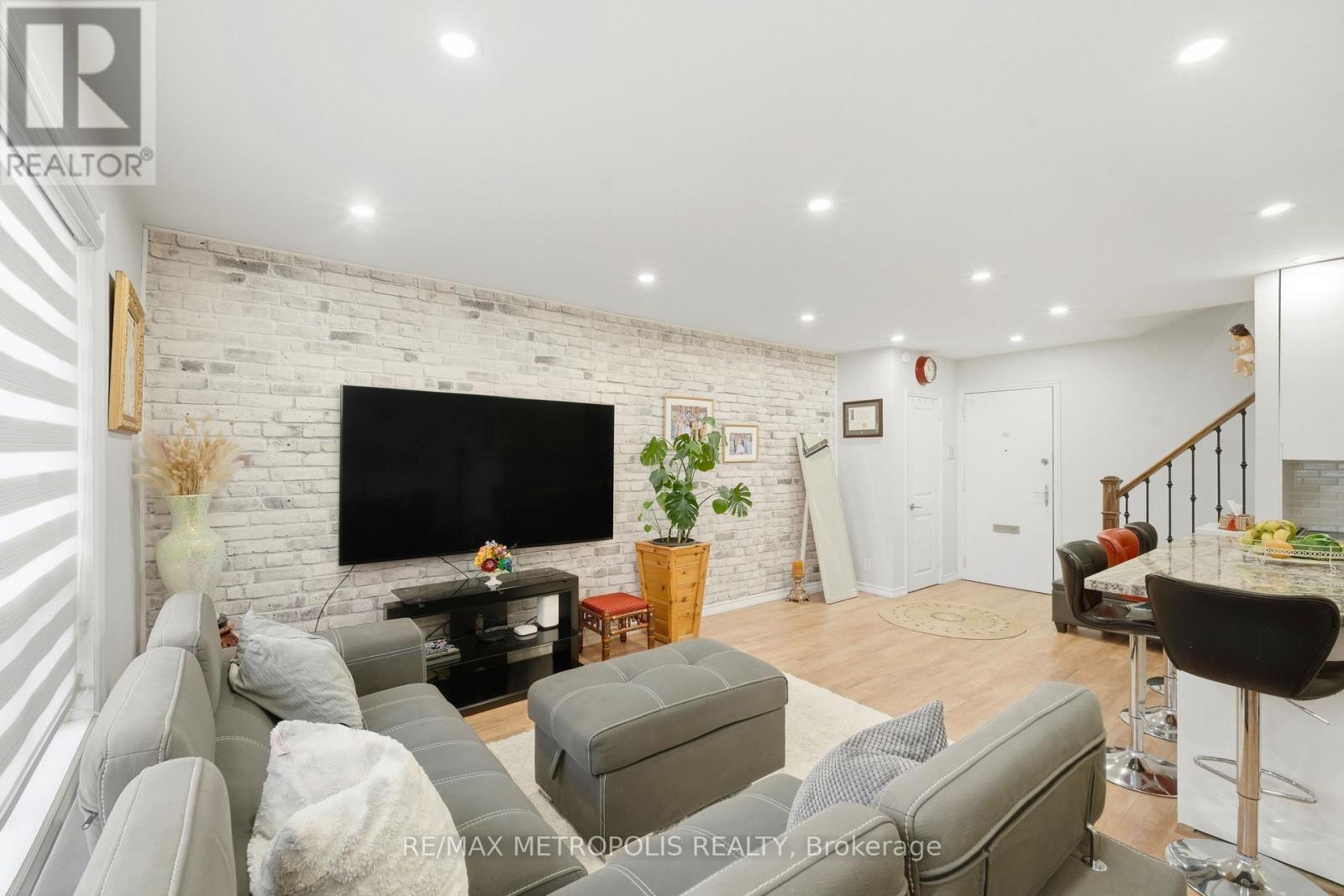 205 - 5877 Bathurst Street Property Photo 10