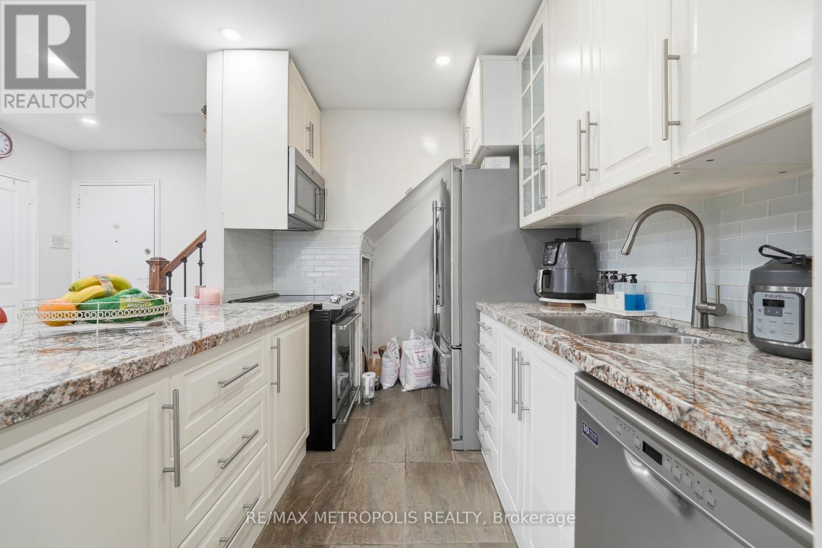 205 - 5877 Bathurst Street Property Photo 15