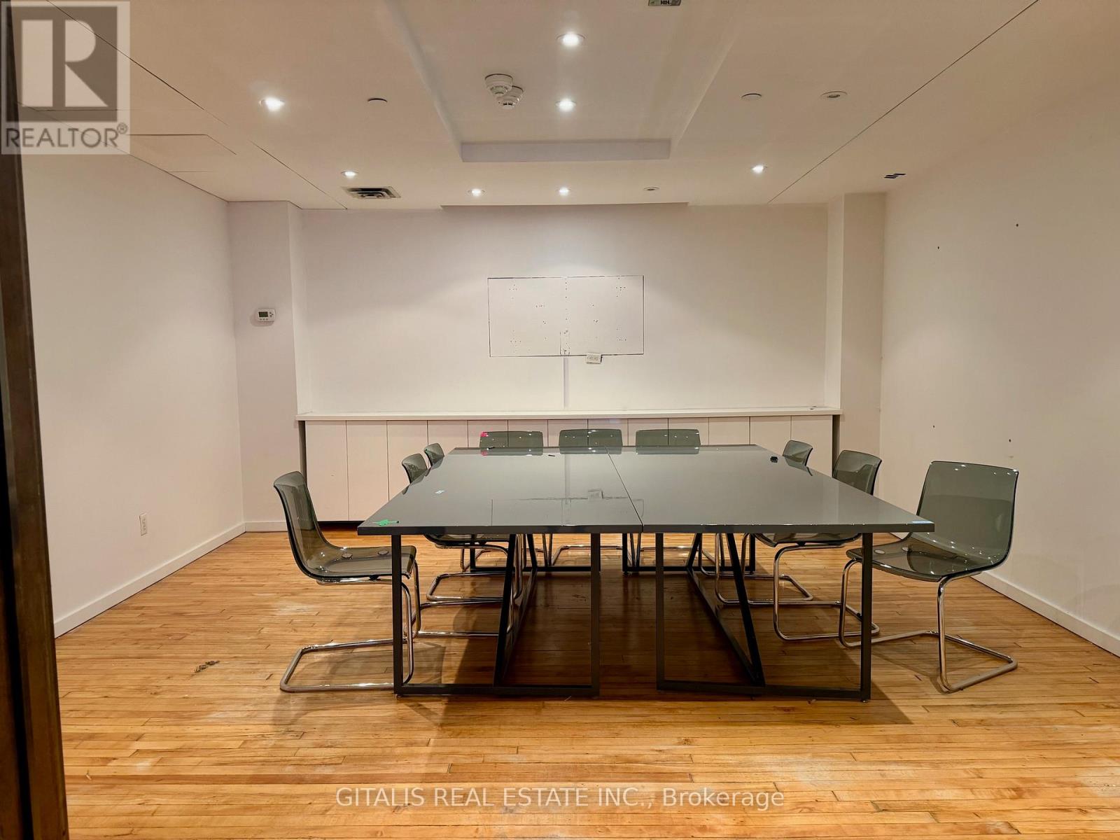 300-301 - 460 Richmond Street W Property Photo 2