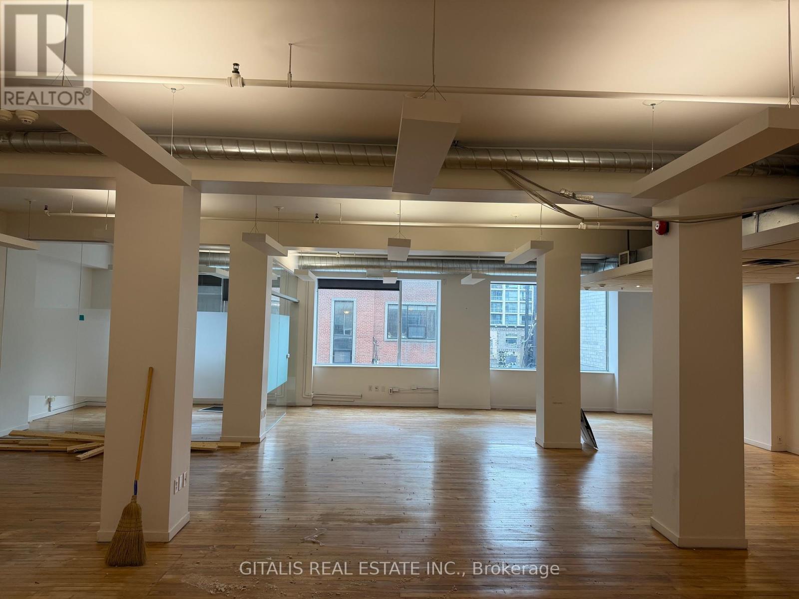 300-301 - 460 Richmond Street W Property Photo 4