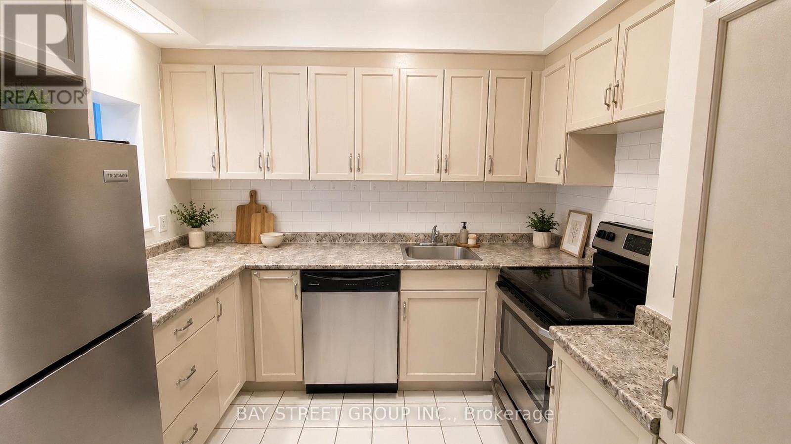 902 - 284 Bloor Street W Property Photo 9